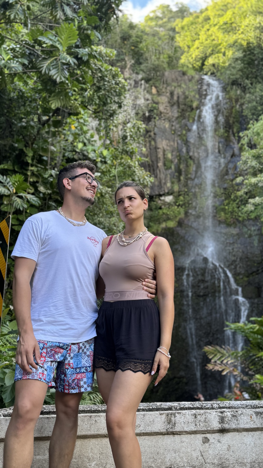 Ilaria e Riccardo davanti a una cascata